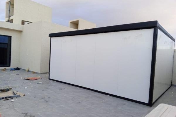 الفرق بين أنواع الساندوتش بانل : دليلك لاختيار المادة الأنسب بالرياض